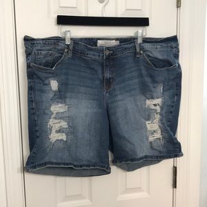 Torrid distressed jean shorts size 26